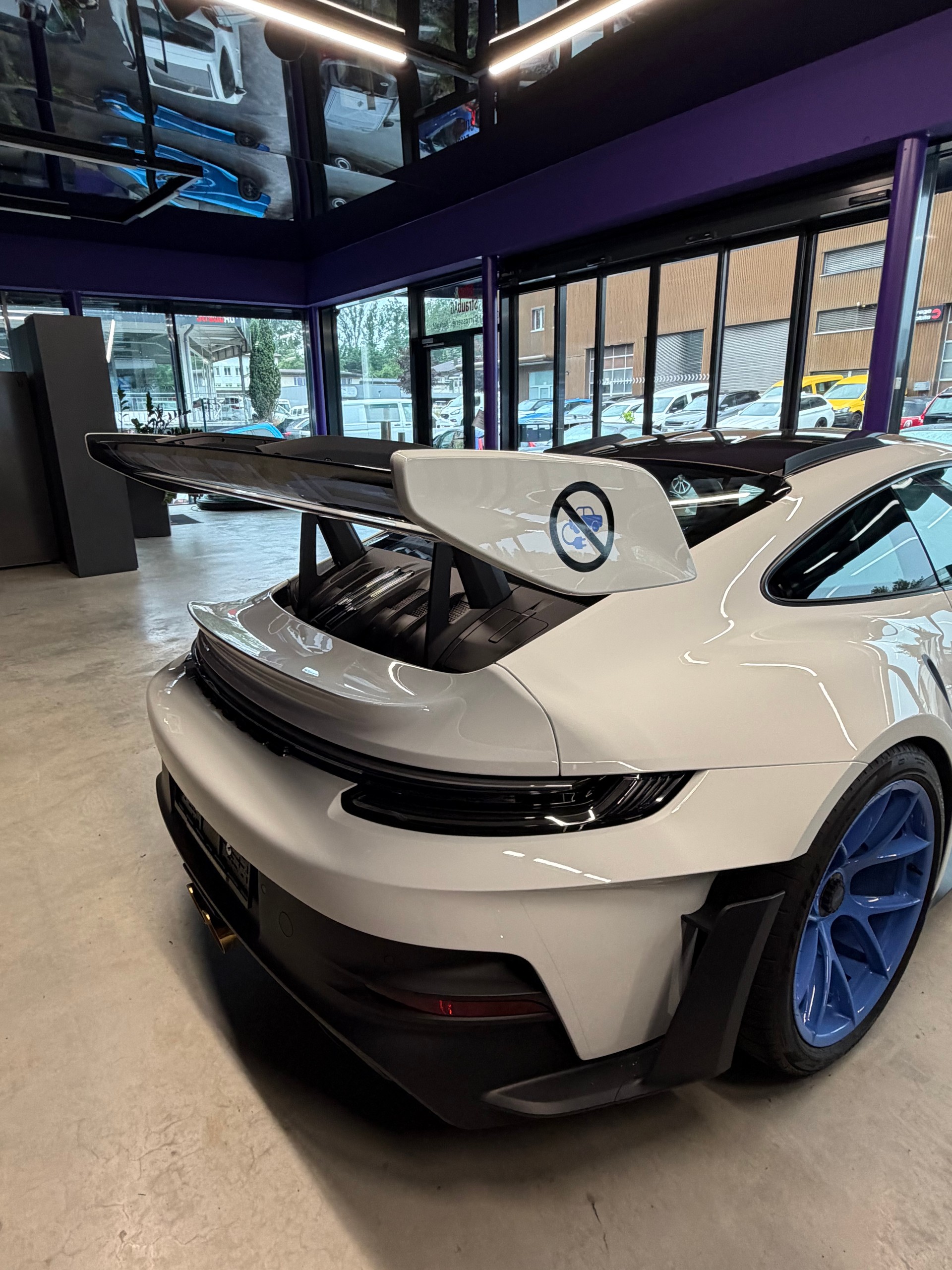 PORSCHE 911 GT3 RS-image-7