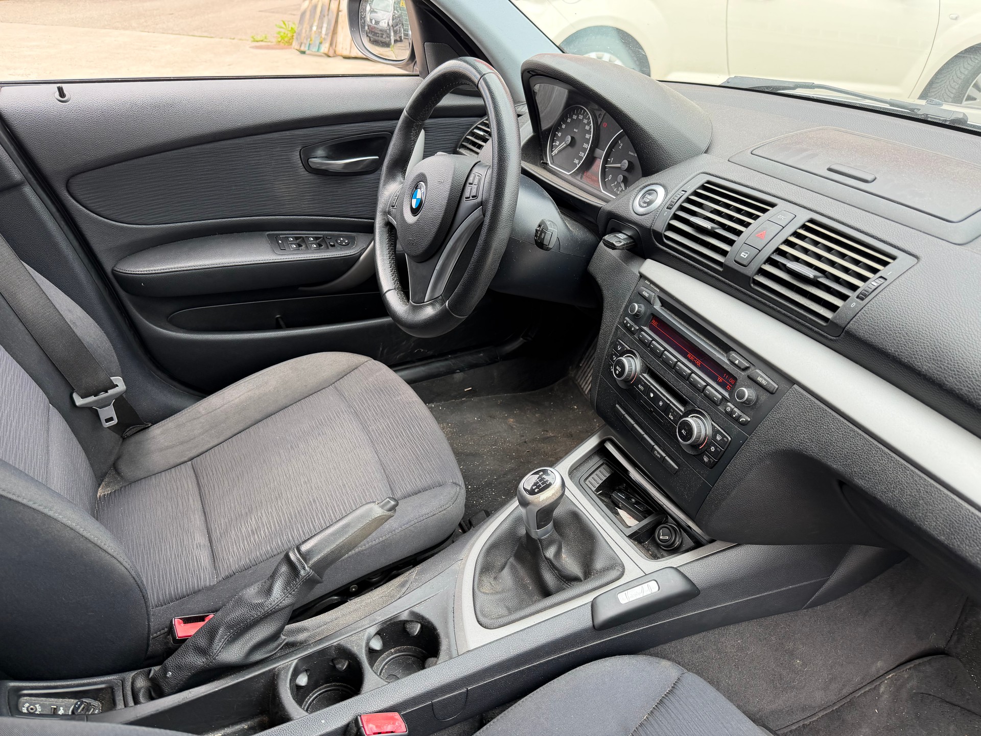BMW 118i Dynamic Edition-image-4