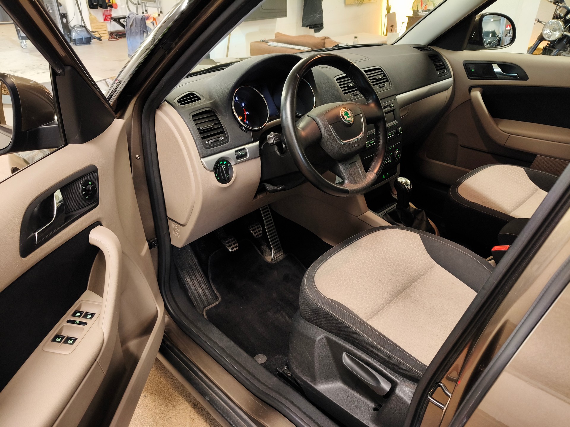 SKODA Yeti 1.8 TSI Experience 4x4-image-14