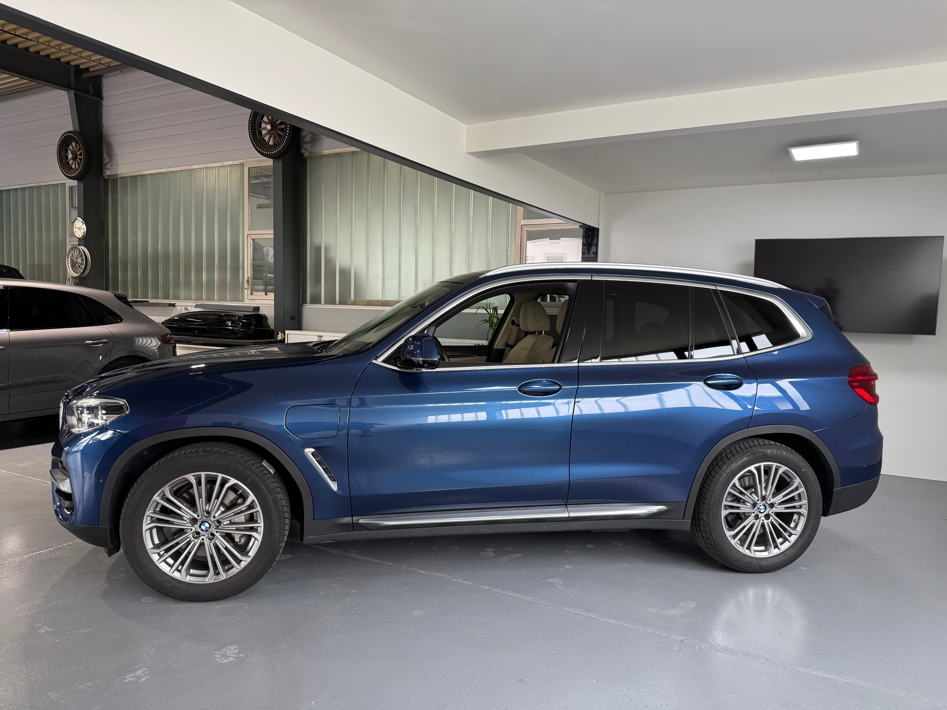 BMW X3 xDrive 30e Luxury Line-image-3