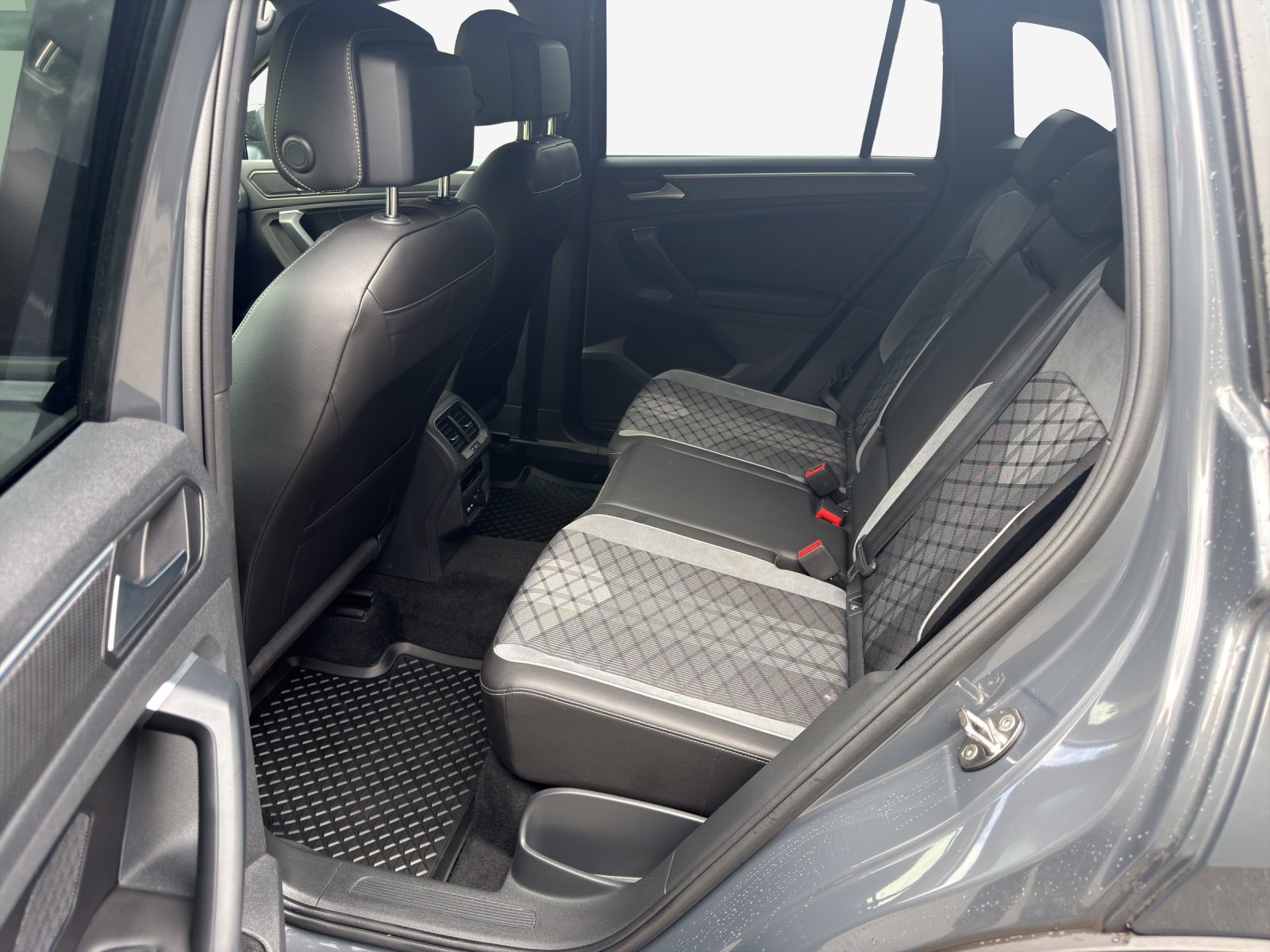 VW Tiguan 2.0TSI R-Line 4Motion DSG-image-11