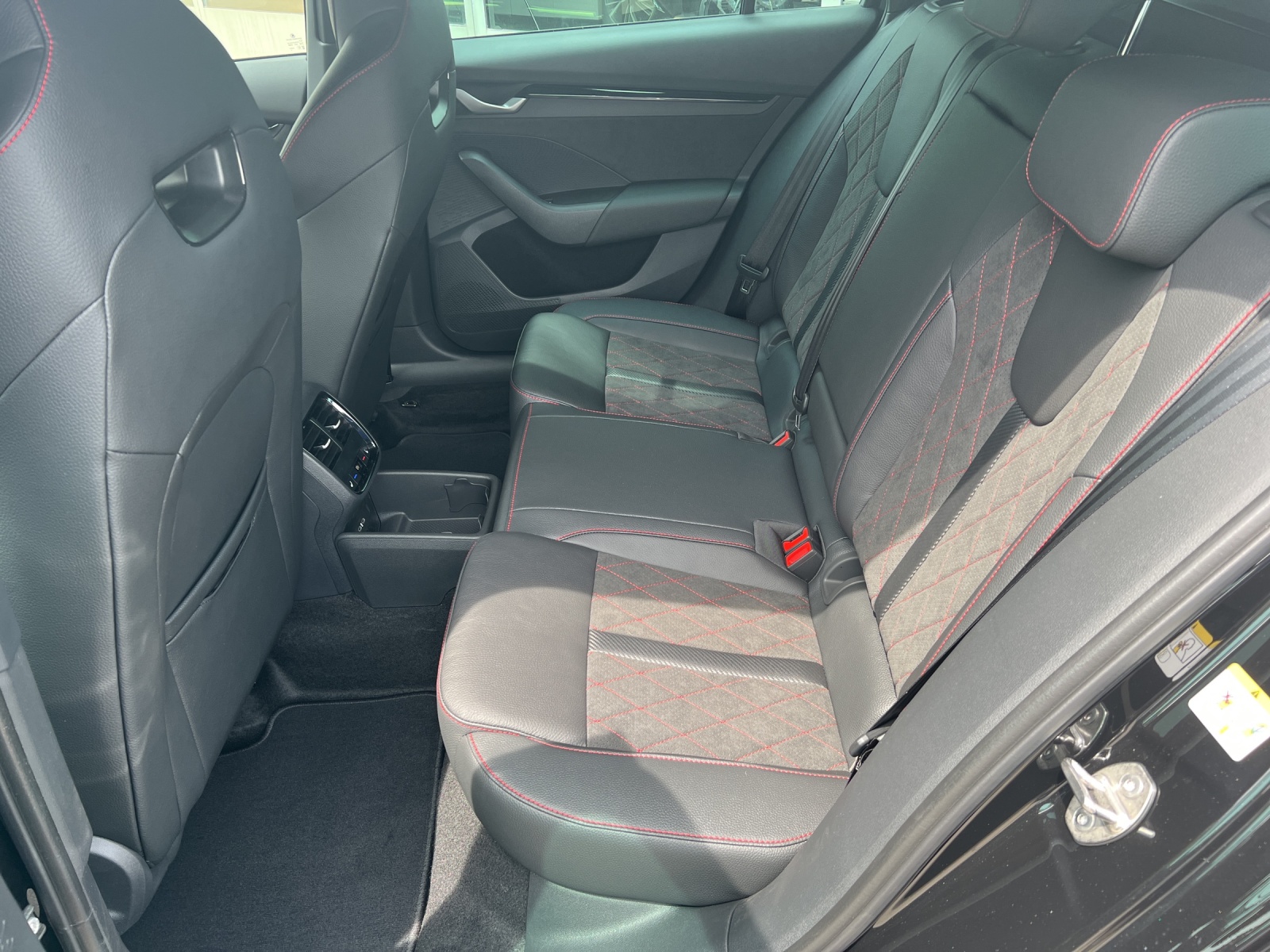 SKODA Octavia Combi 2.0 TSI DSG RS 30 Years Edition-image-7