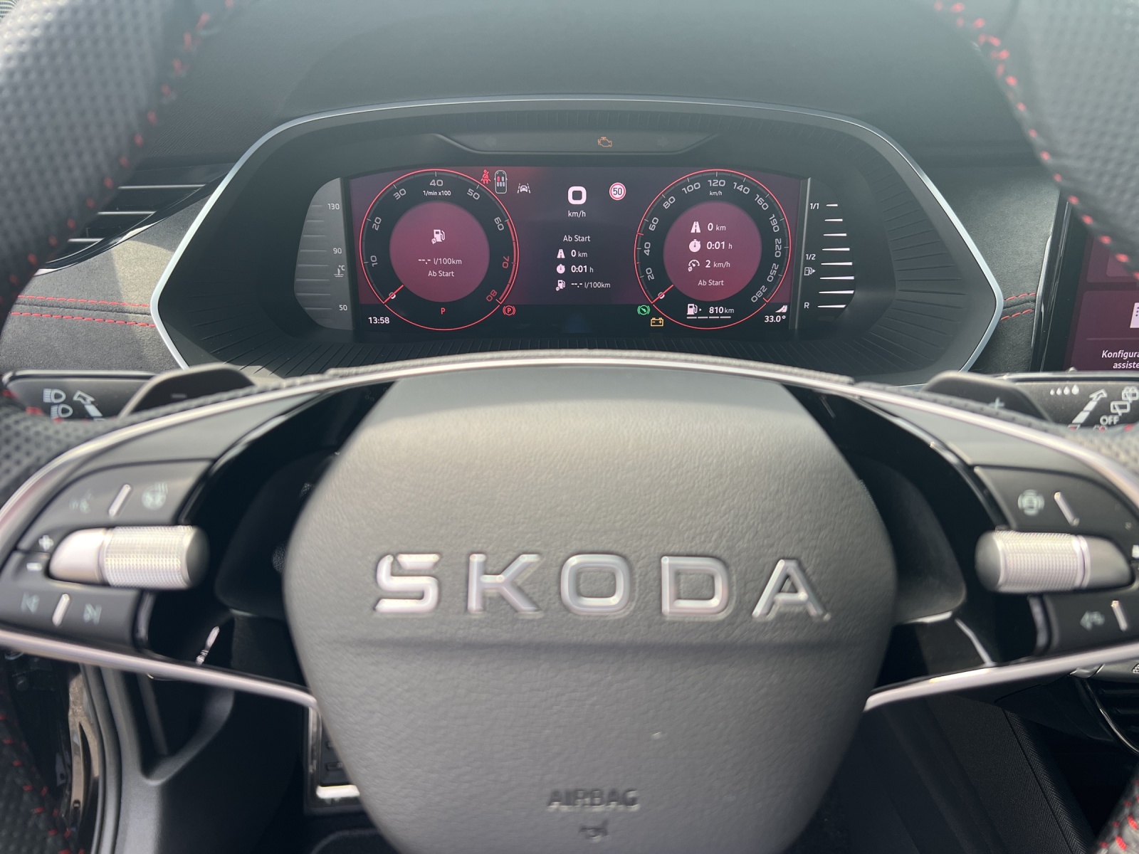 SKODA Octavia Combi 2.0 TSI DSG RS 30 Years Edition-image-6