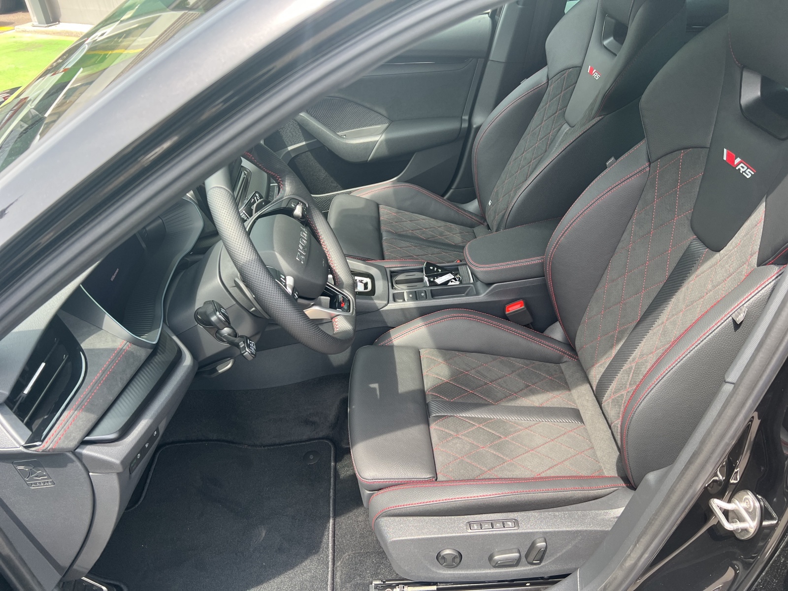 SKODA Octavia Combi 2.0 TSI DSG RS 30 Years Edition-image-5