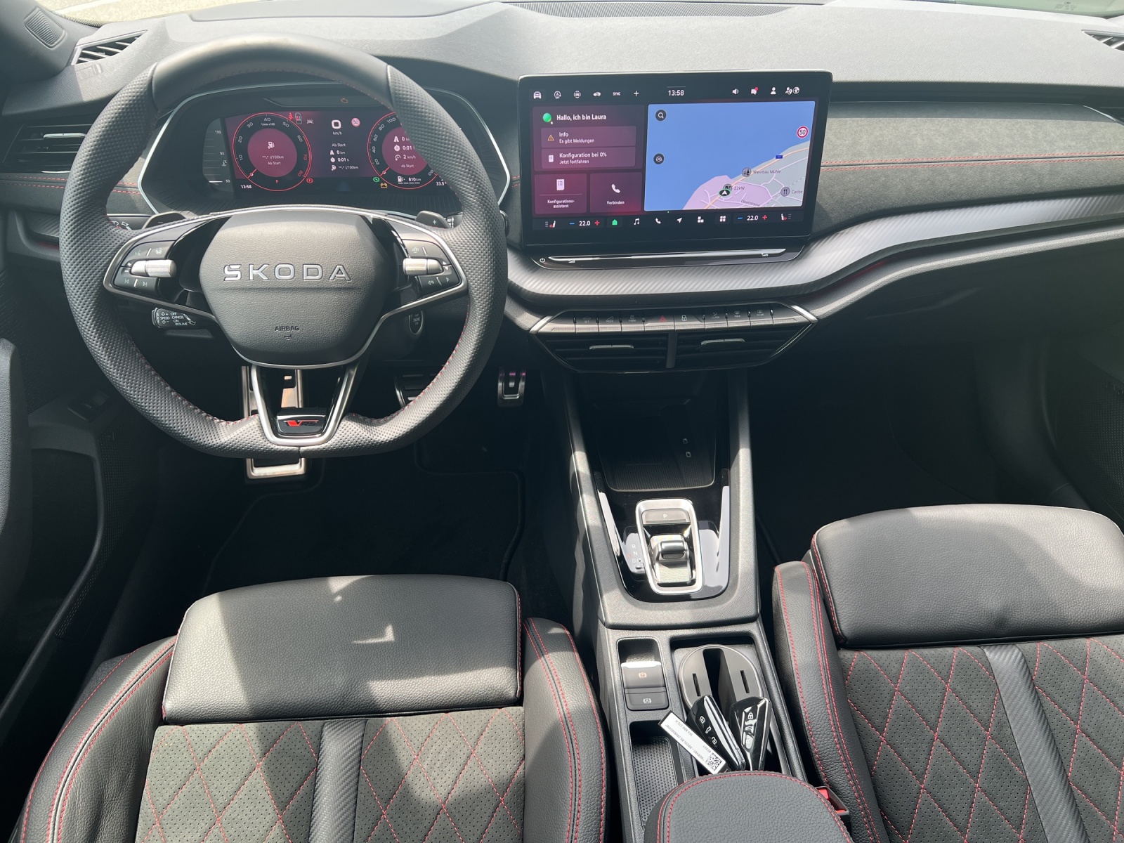 SKODA Octavia Combi 2.0 TSI DSG RS 30 Years Edition-image-8