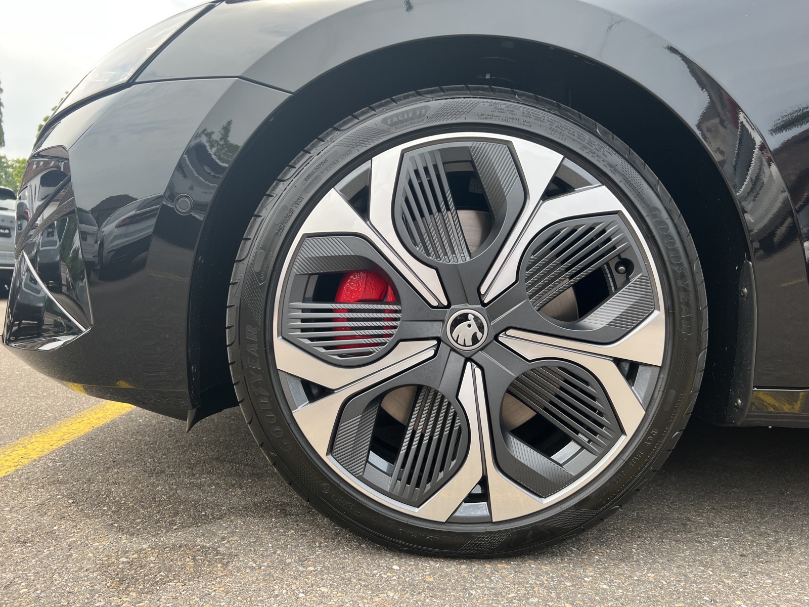 SKODA Octavia Combi 2.0 TSI DSG RS 30 Years Edition-image-10