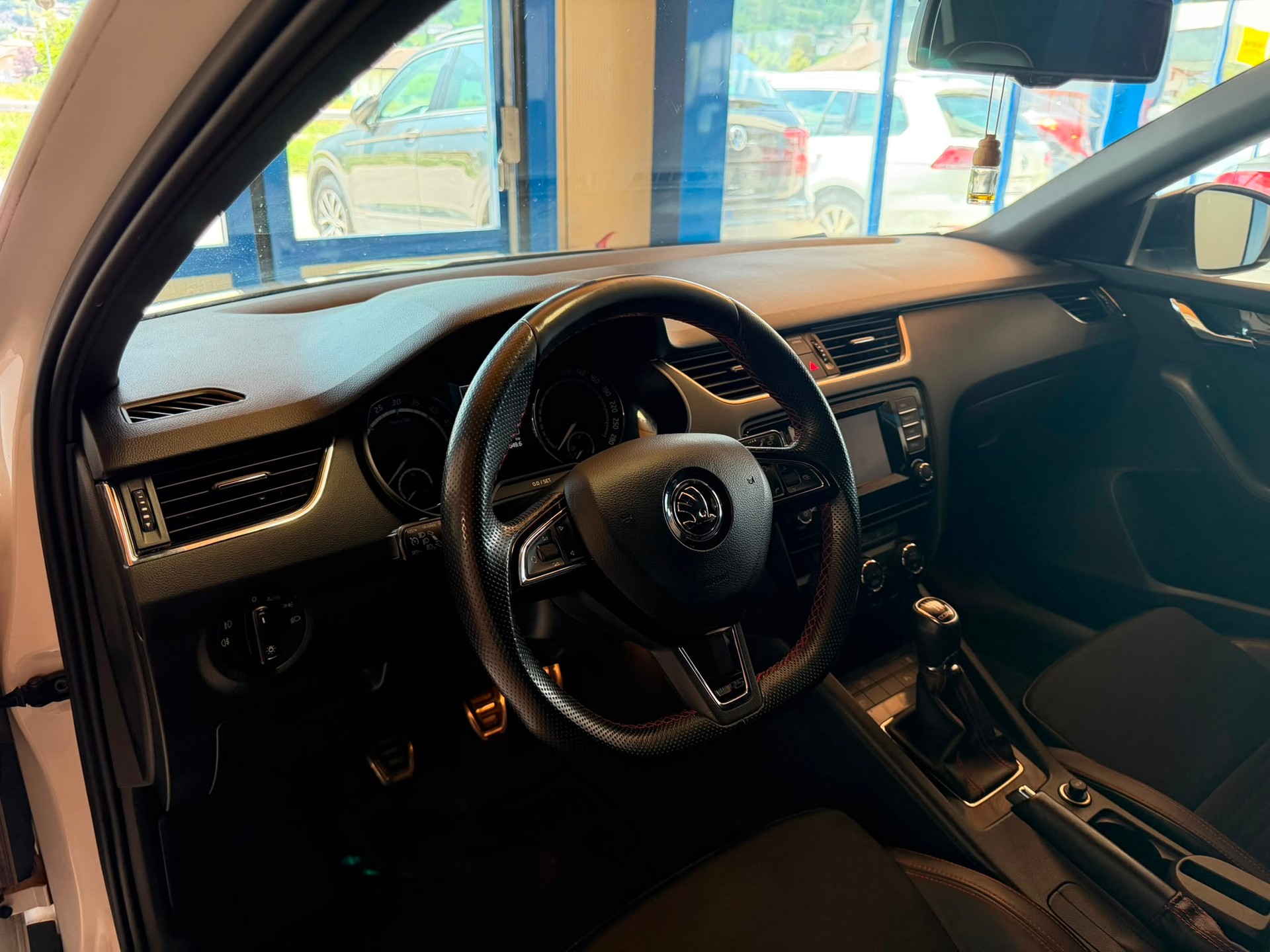 SKODA Octavia Combi 2.0 TDI RS-image-16
