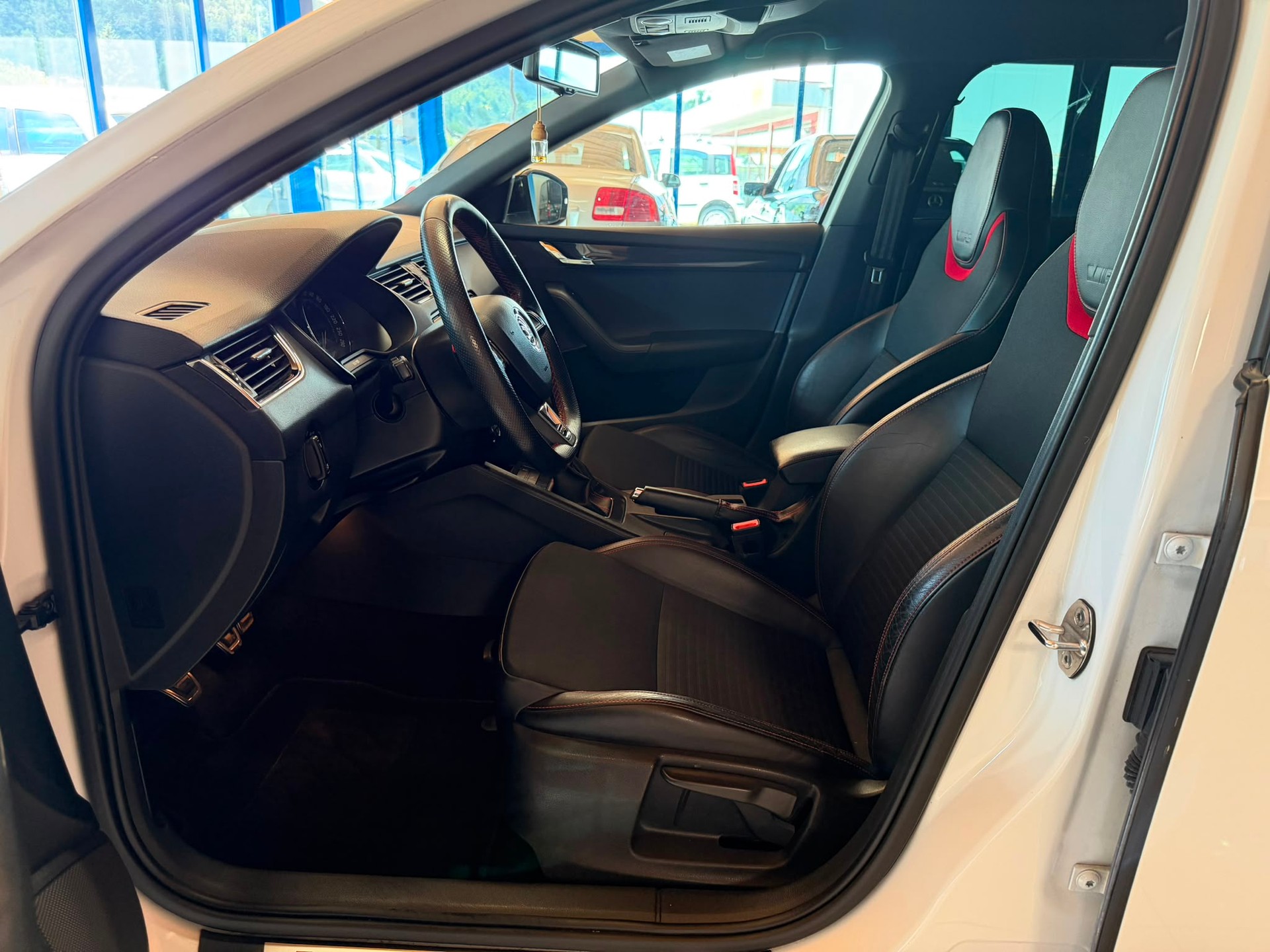 SKODA Octavia Combi 2.0 TDI RS-image-14