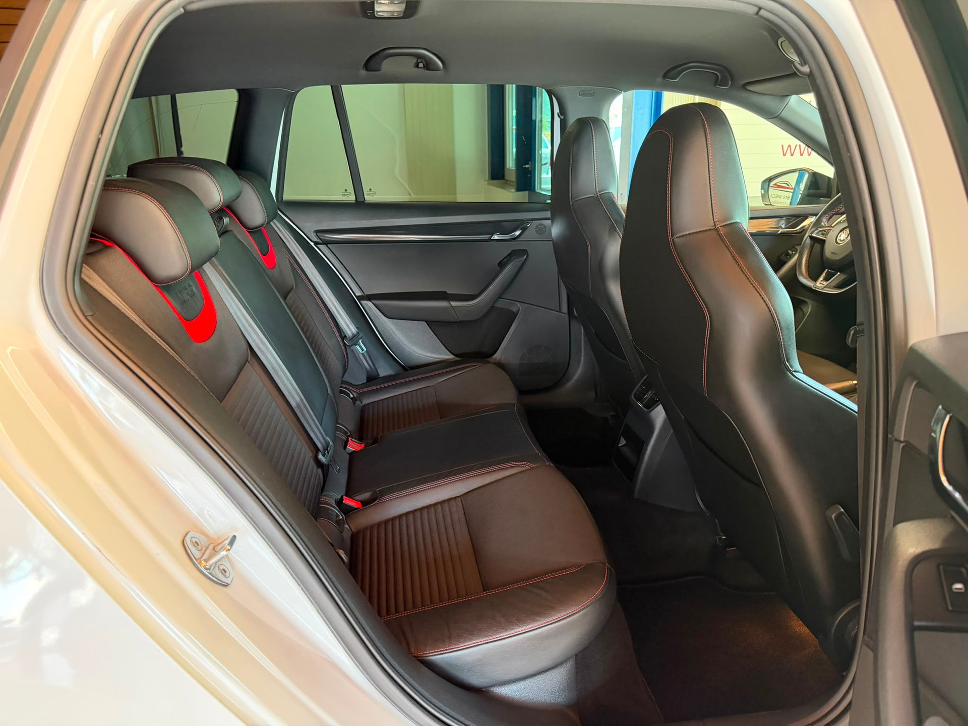 SKODA Octavia Combi 2.0 TDI RS-image-21