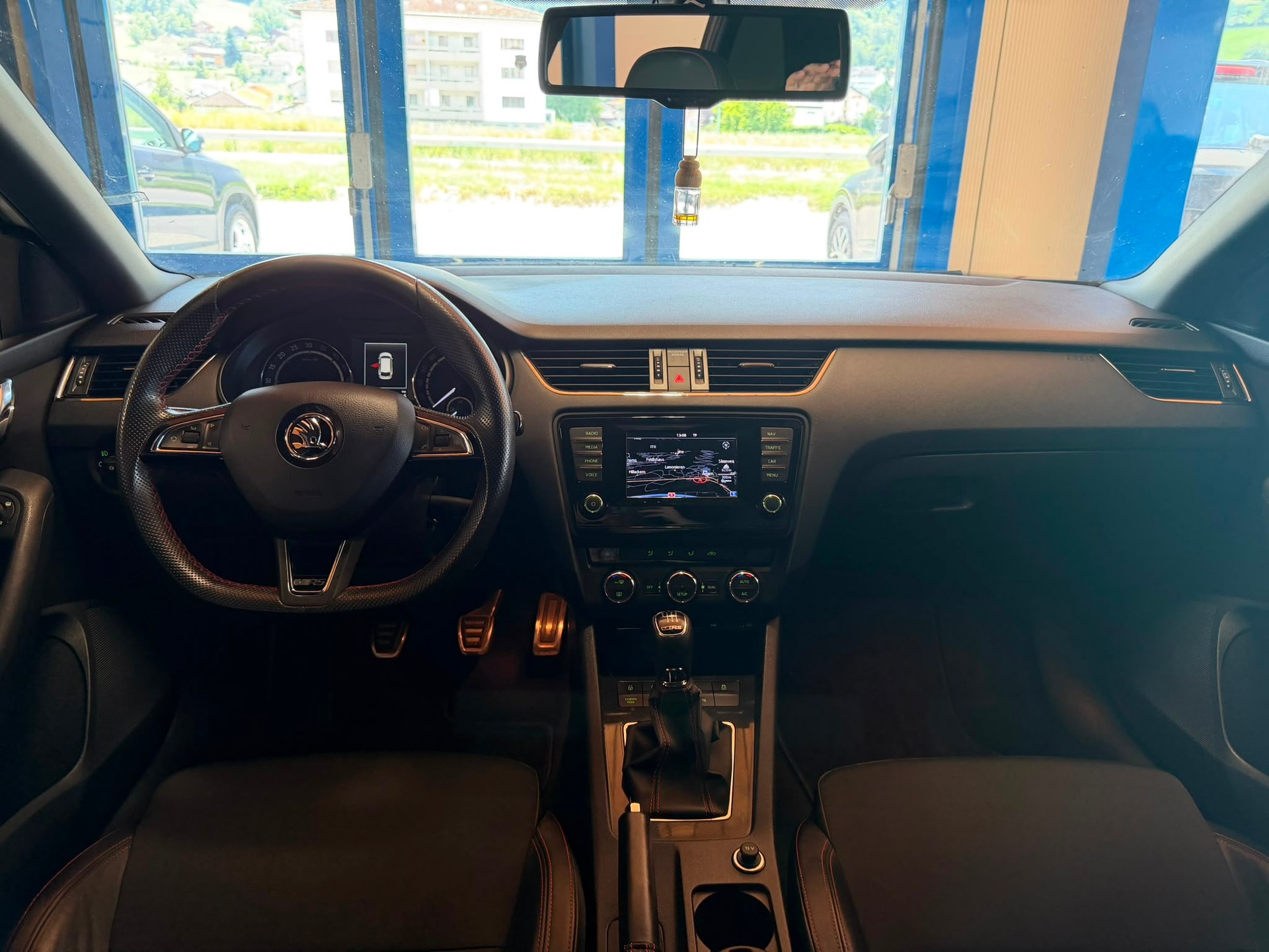 SKODA Octavia Combi 2.0 TDI RS-image-18