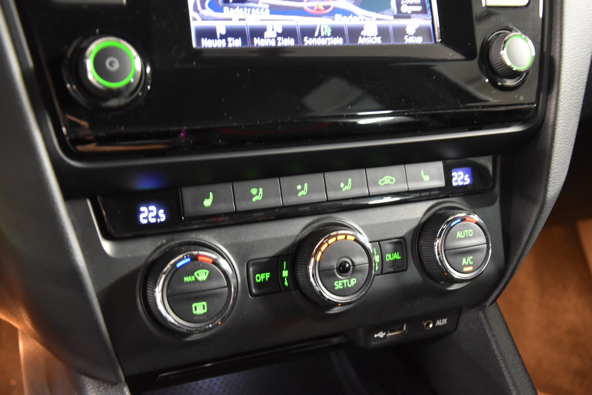 SKODA Octavia Combi 2.0 TDI RS-image-18