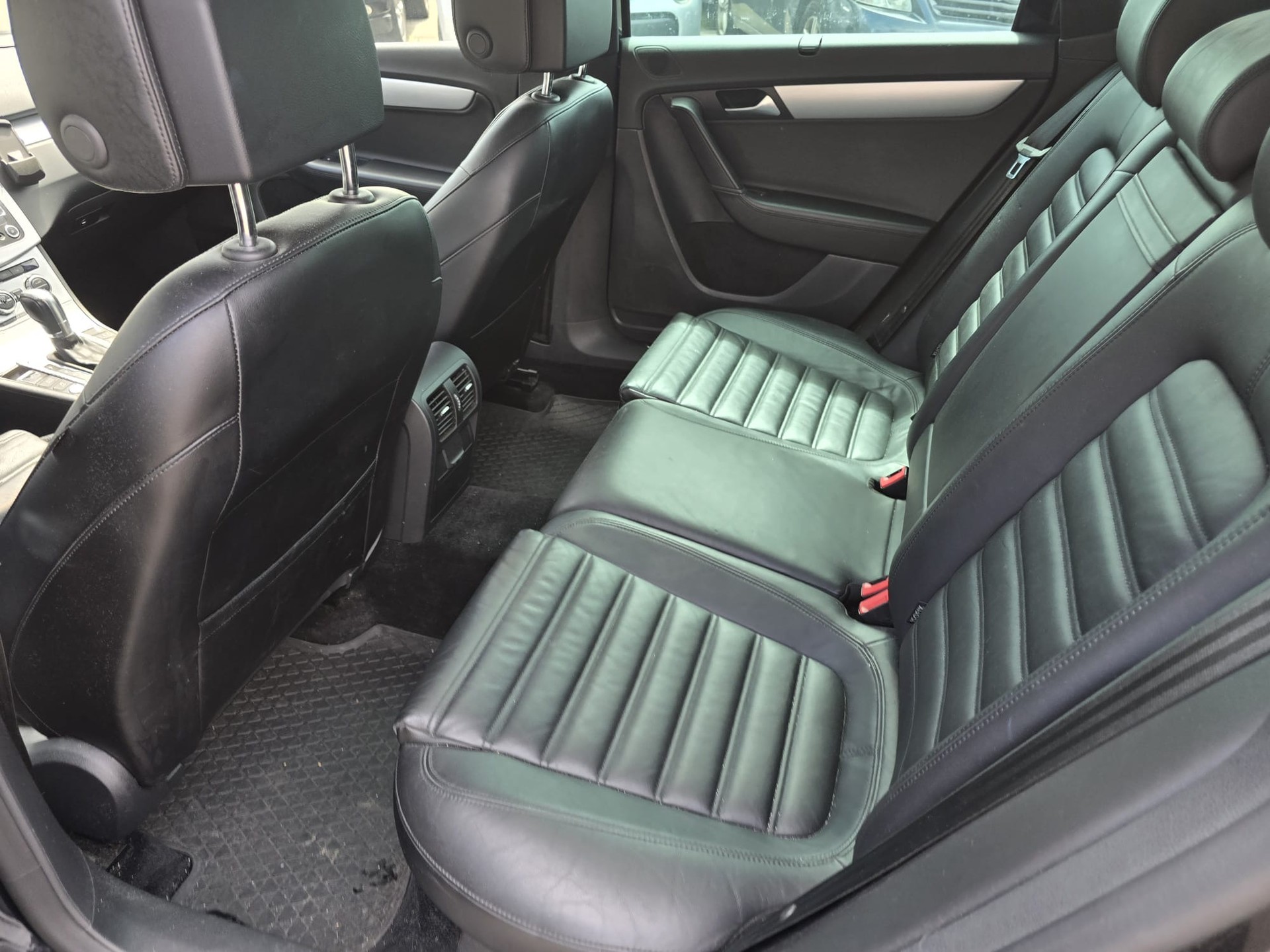 VW Passat Variant 2.0 BlueTDI R-Line Design DSG-image-11