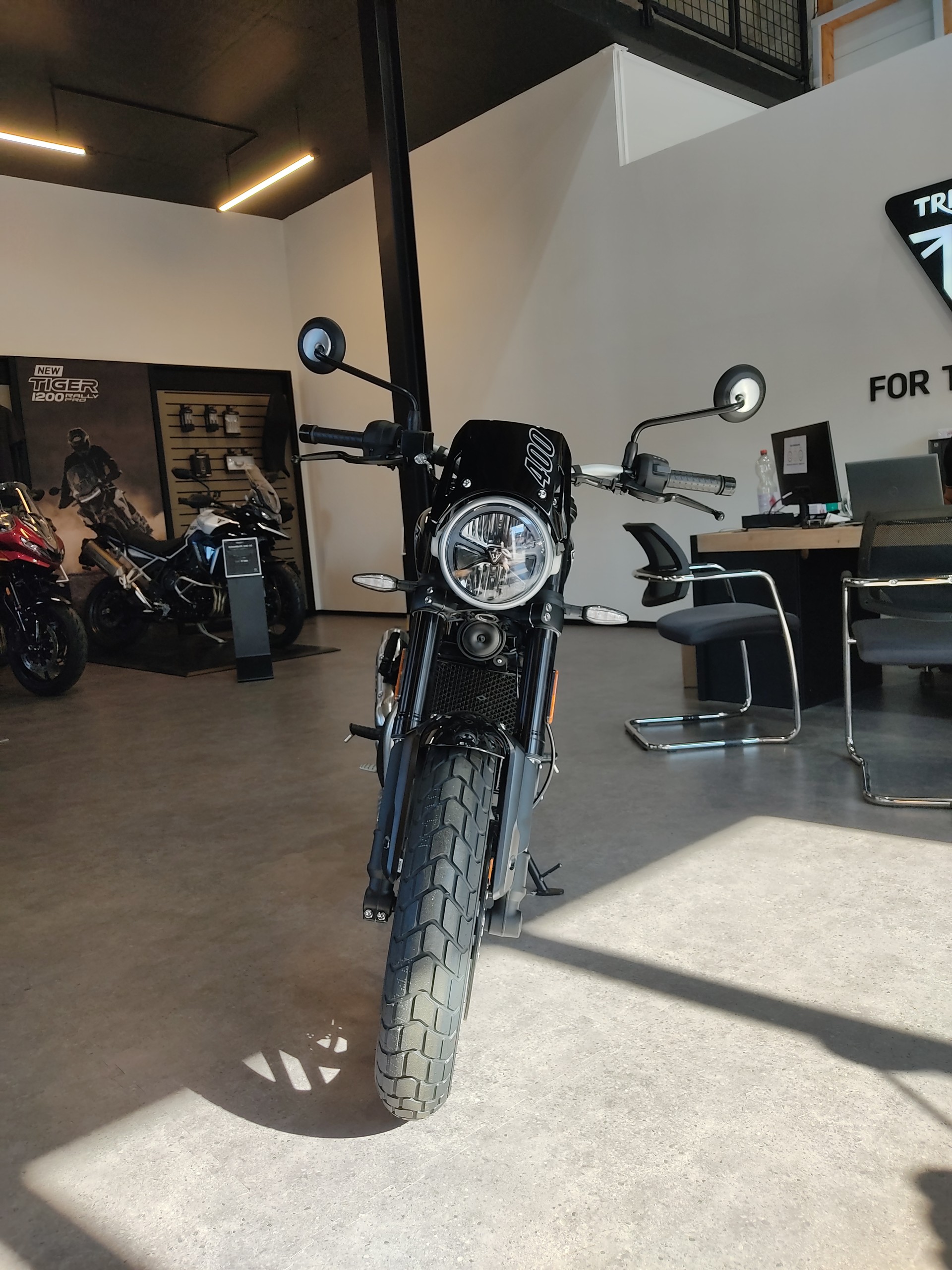 TRIUMPH TRACKER-showroom-element-2