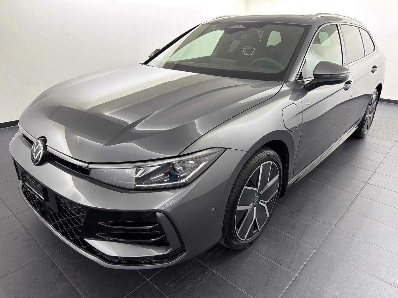 VW Passat 1.5TSI PHEV R-Line-image-0