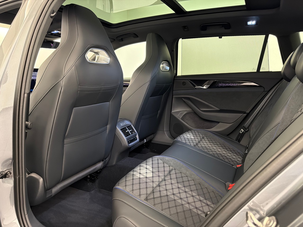 VW Passat 1.5TSI PHEV R-Line-image-6