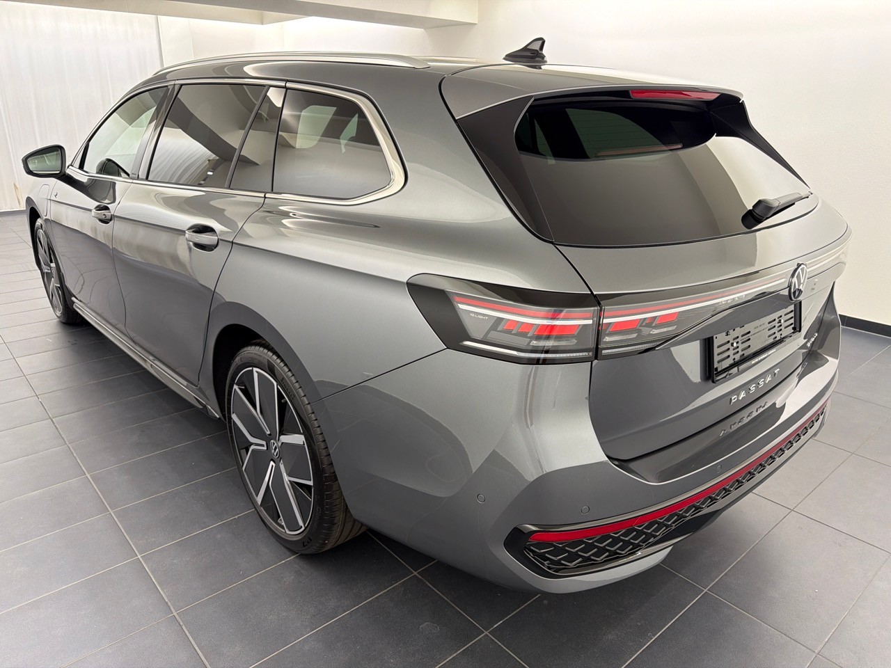 VW Passat 1.5TSI PHEV R-Line-image-1