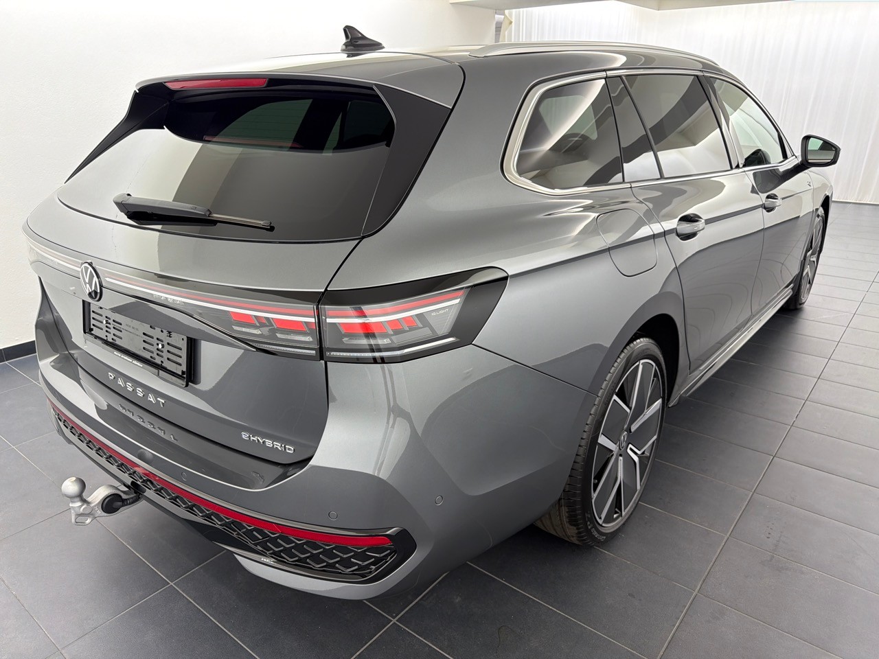 VW Passat 1.5TSI PHEV R-Line-image-2