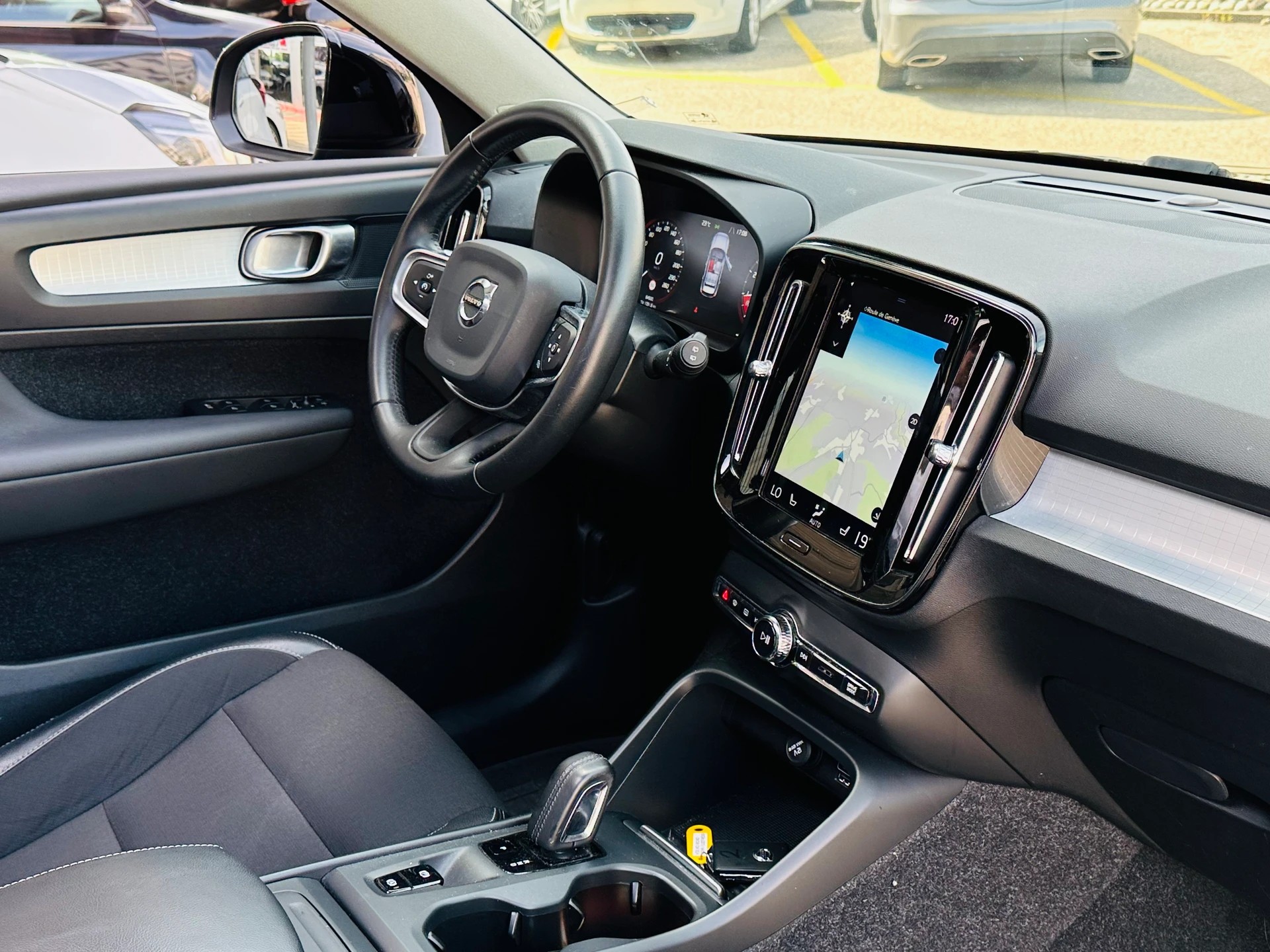 VOLVO XC40 T3 Momentum Light Geartronic-image-12