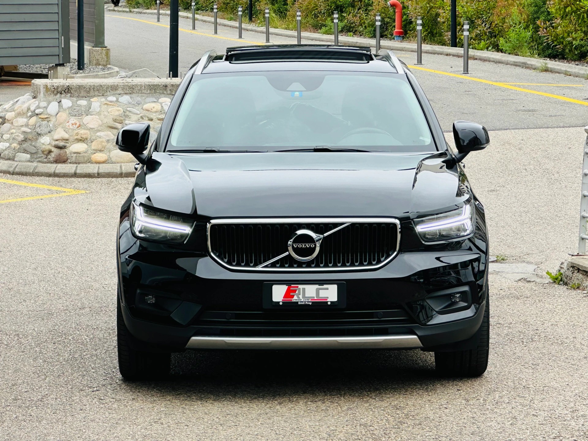 VOLVO XC40 T3 Momentum Light Geartronic-image-4