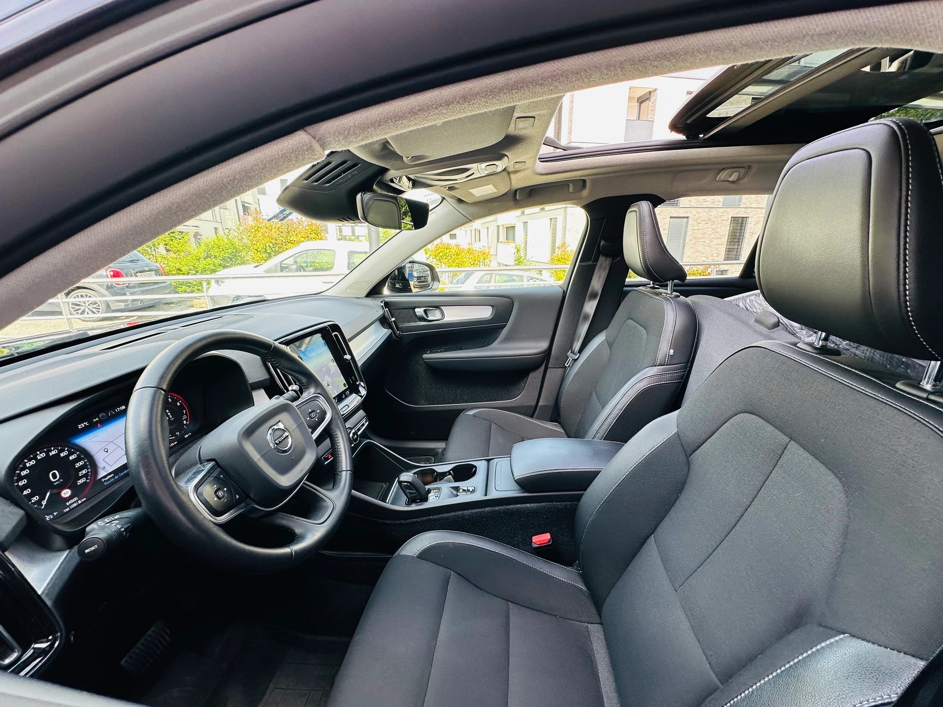 VOLVO XC40 T3 Momentum Light Geartronic-image-14