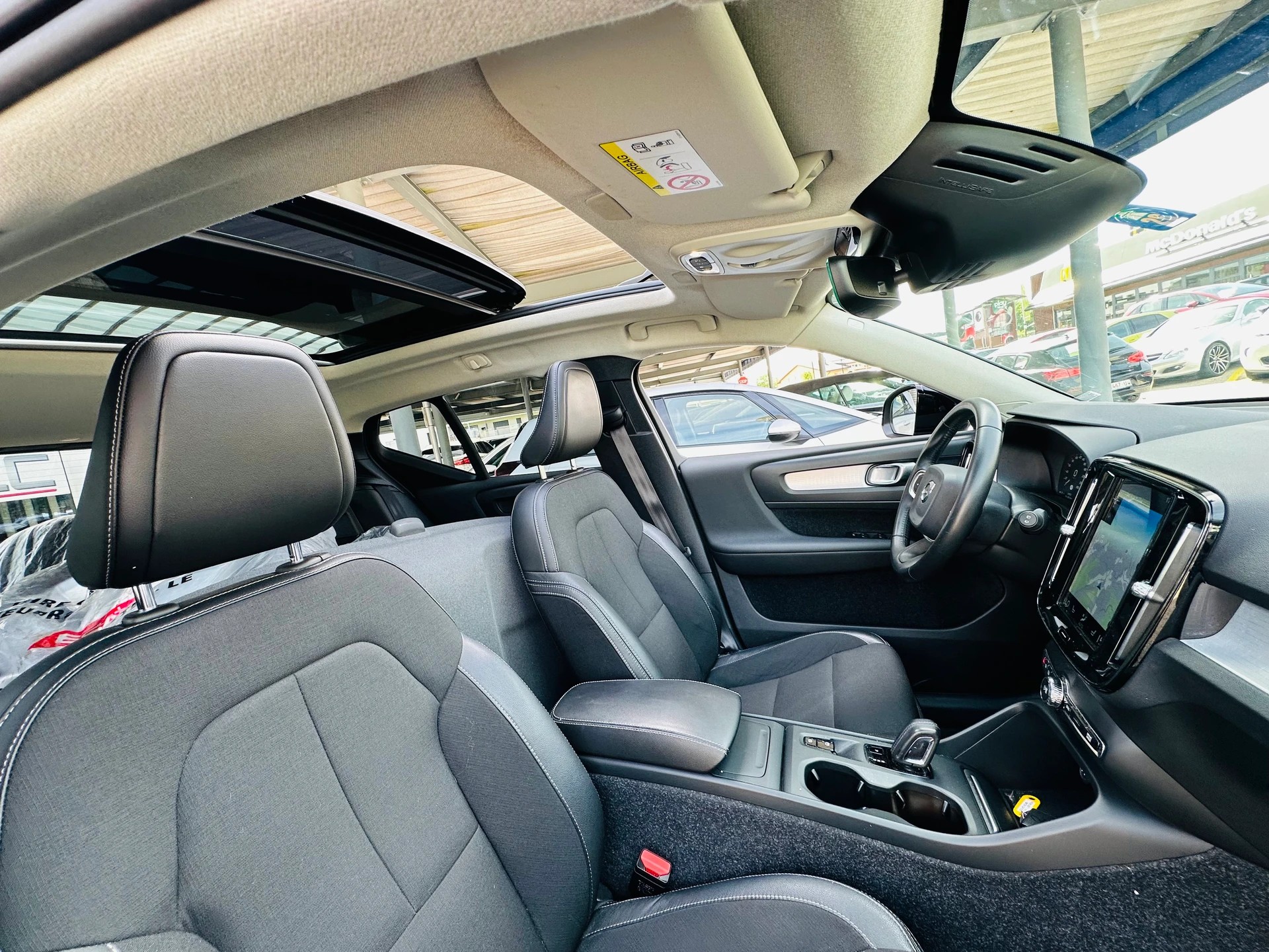 VOLVO XC40 T3 Momentum Light Geartronic-image-17