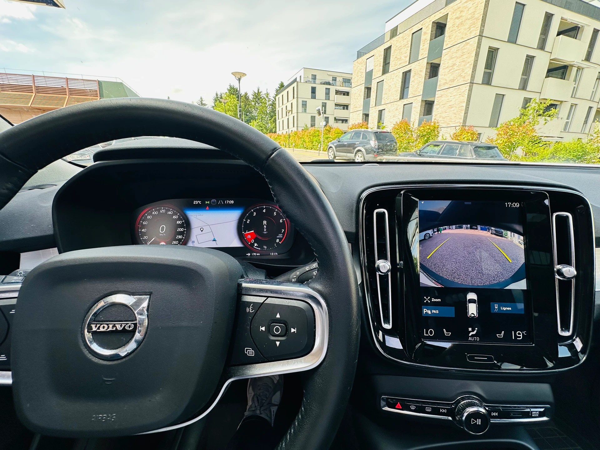 VOLVO XC40 T3 Momentum Light Geartronic-image-13