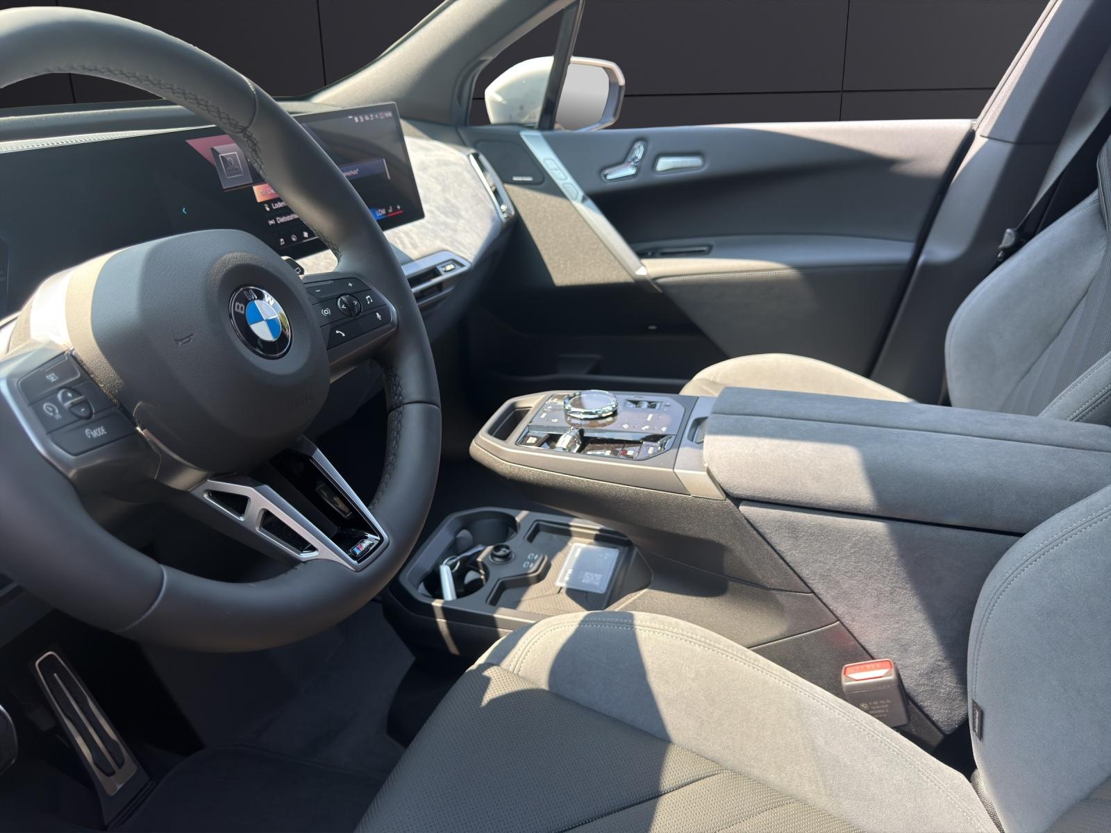 BMW iX xDrive60-showroom-element-1