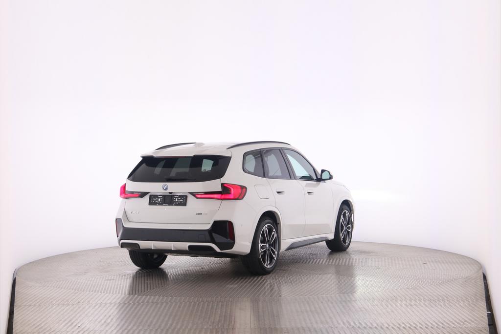 BMW iX1 30 xDrive-image-6