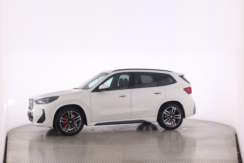 BMW iX1 30 xDrive-image-9