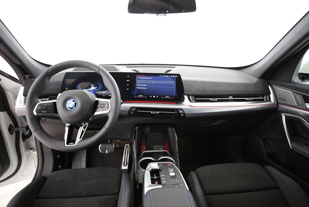 BMW iX1 30 xDrive-image-12