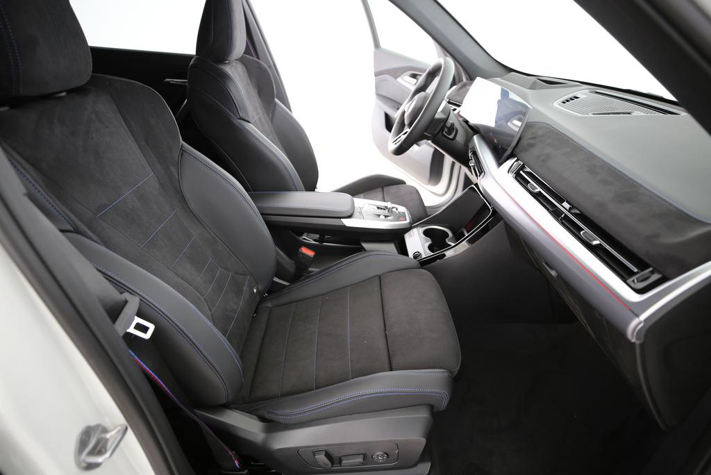 BMW iX1 30 xDrive-image-14