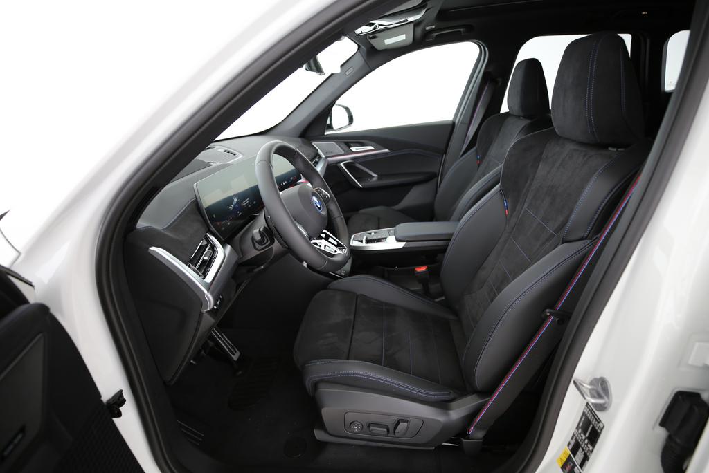 BMW iX1 30 xDrive-image-13