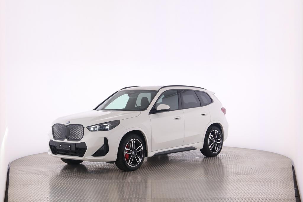 BMW iX1 30 xDrive-image-8