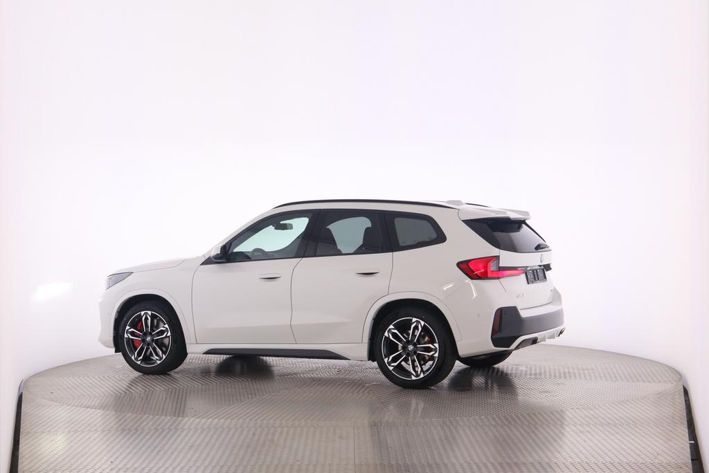 BMW iX1 30 xDrive-image-3