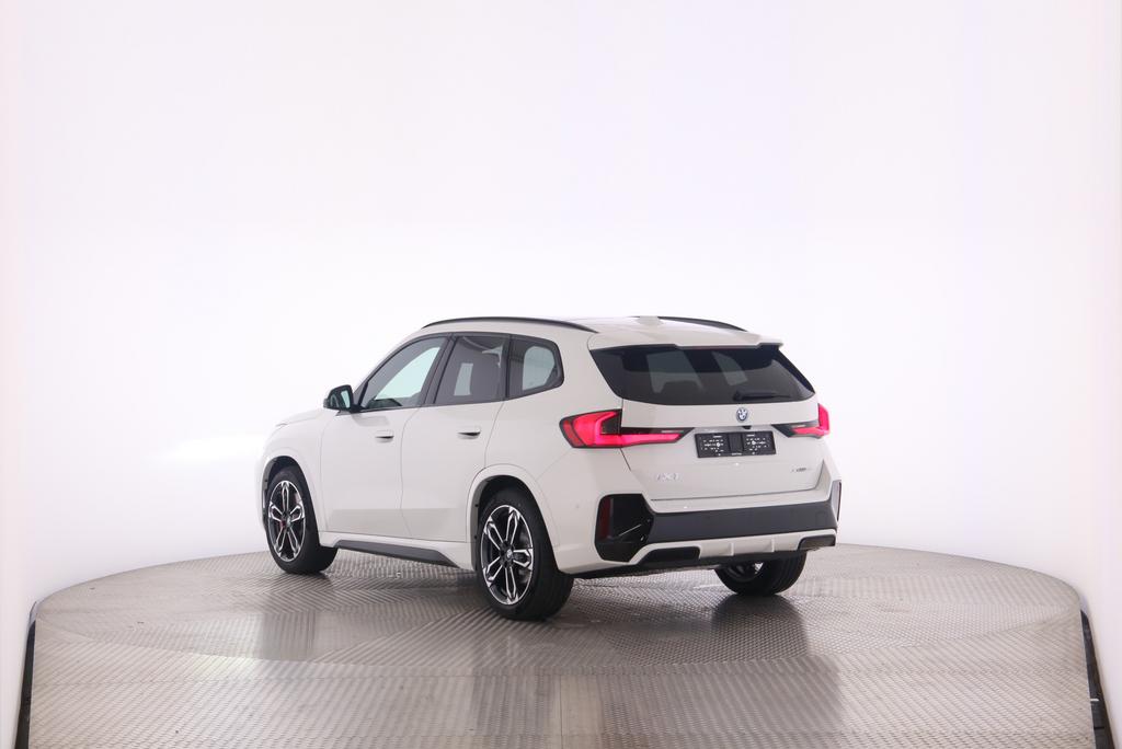 BMW iX1 30 xDrive-image-4