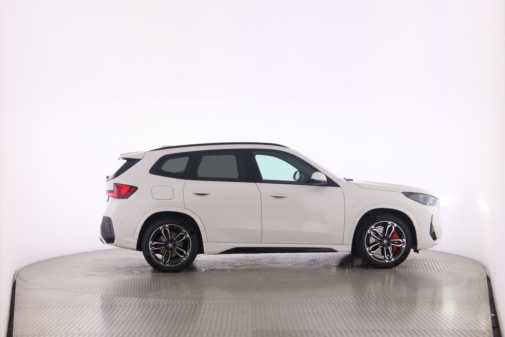 BMW iX1 30 xDrive-image-5