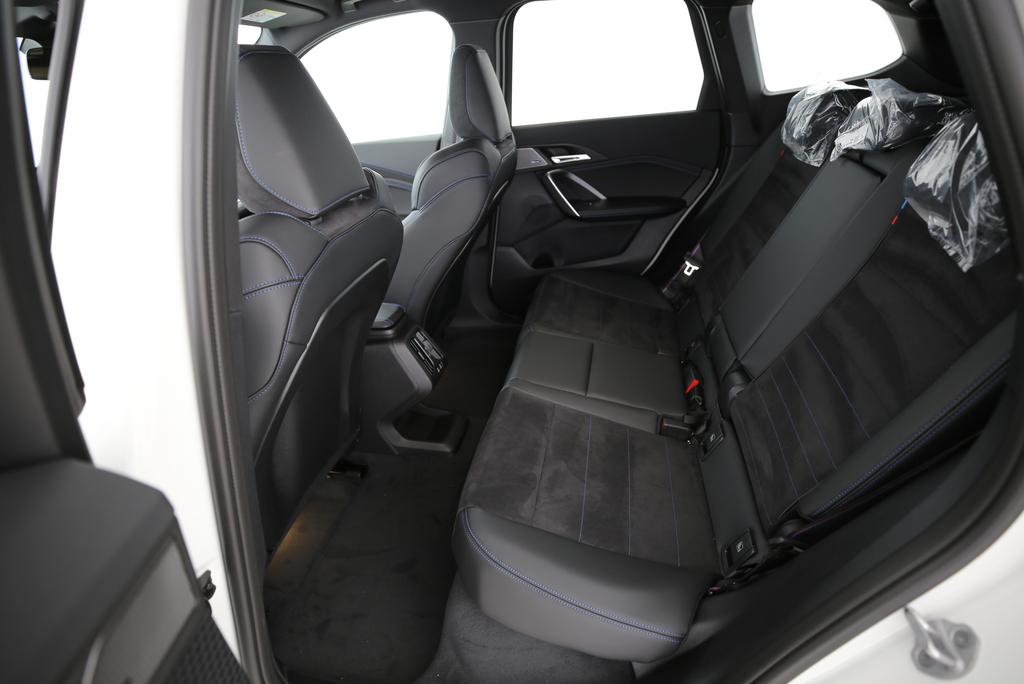 BMW iX1 30 xDrive-image-15