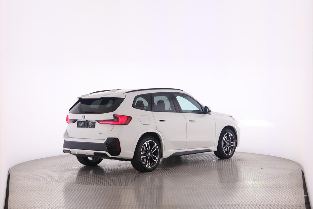 BMW iX1 30 xDrive-image-11