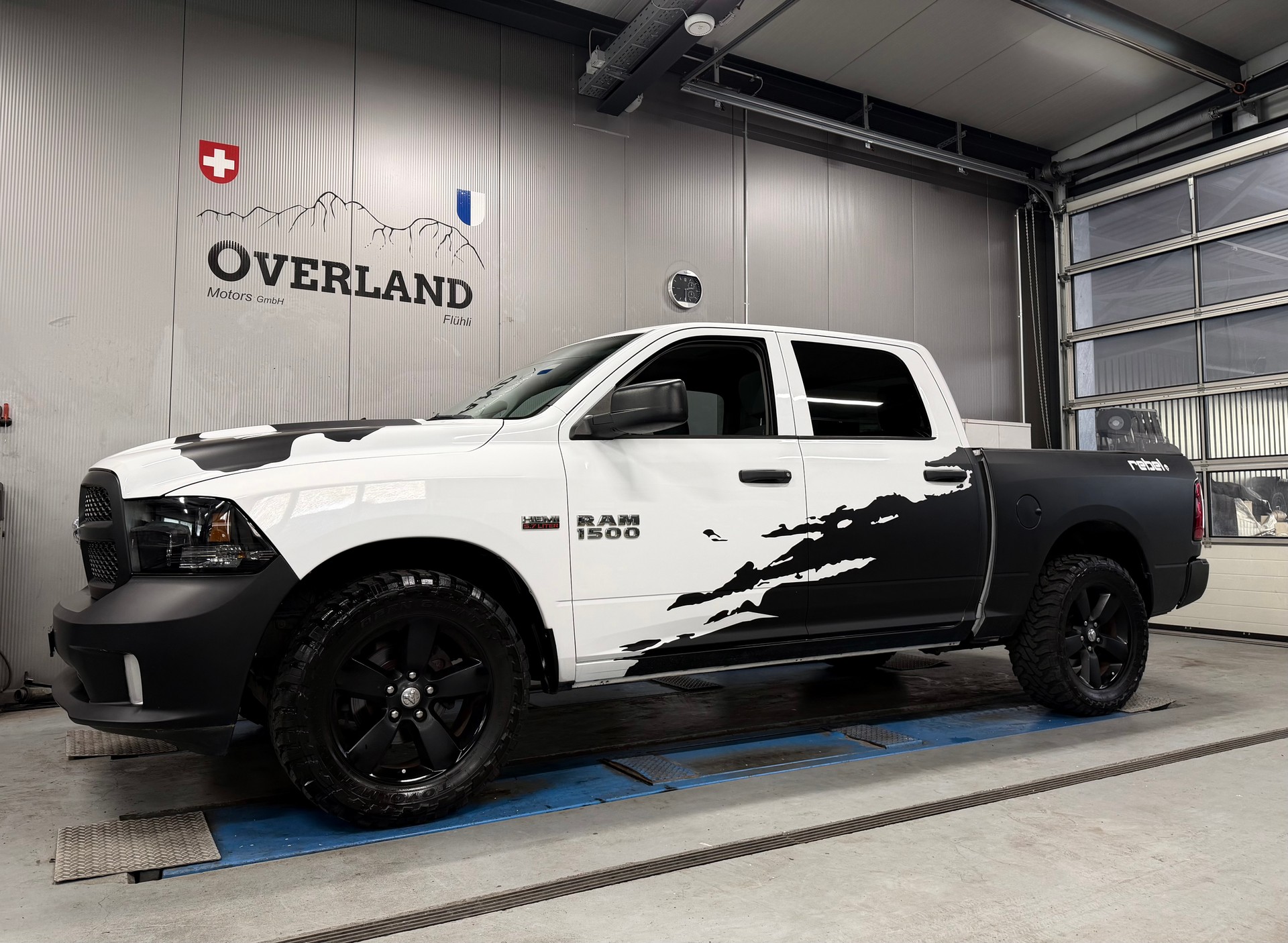 DODGE 1500 HEMI V8-image-1