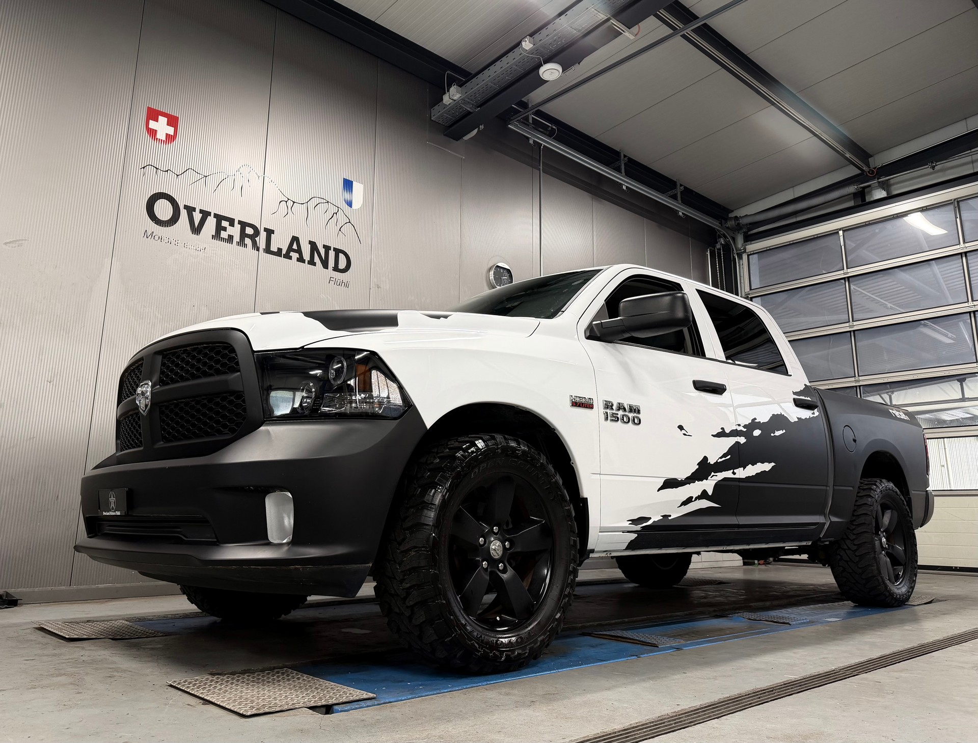 DODGE 1500 HEMI V8-image-0
