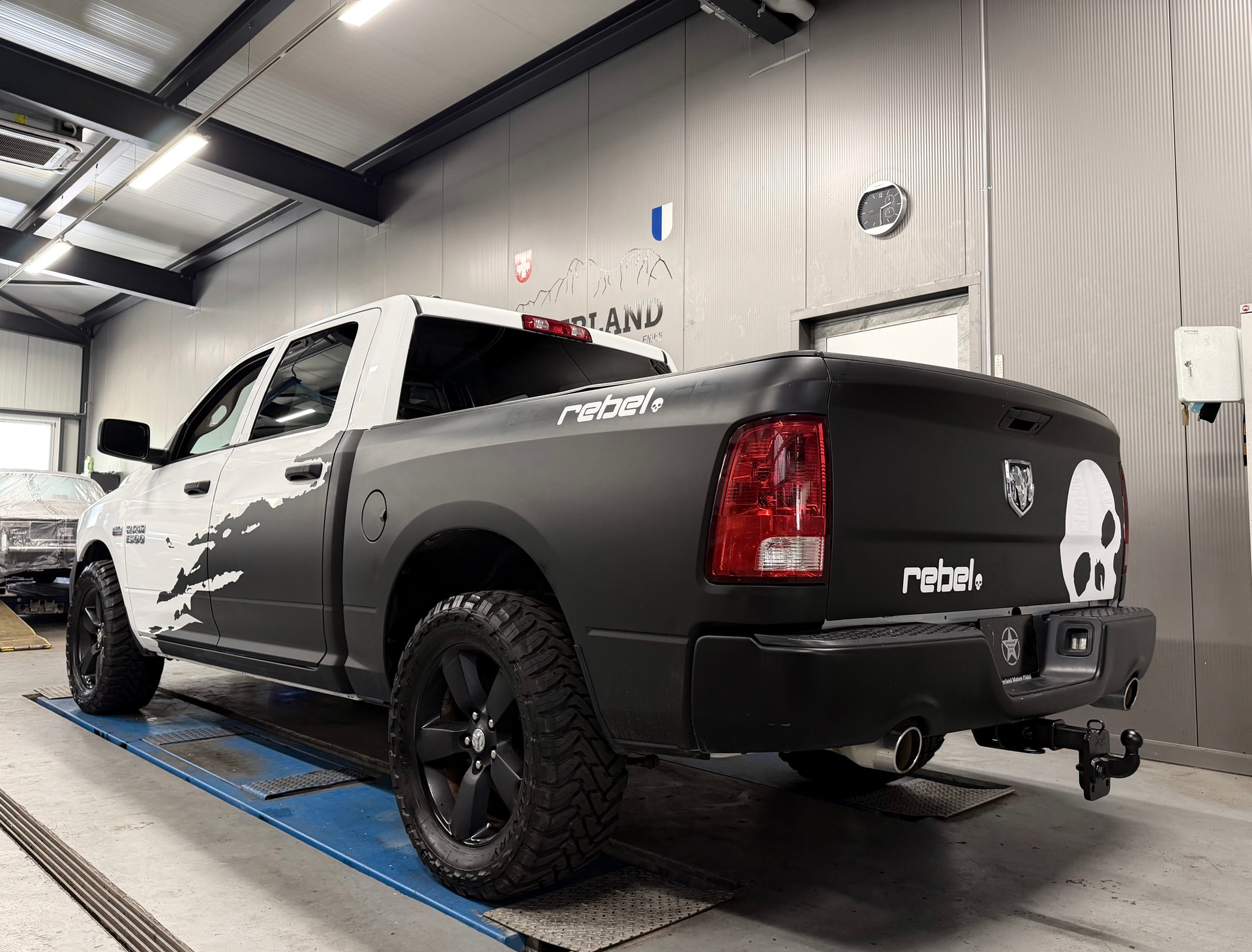 DODGE 1500 HEMI V8-image-2