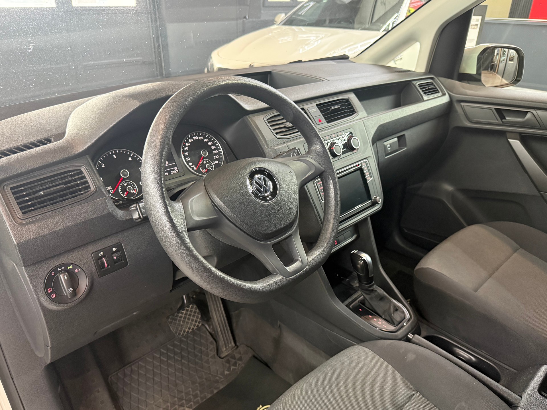 VW Caddy Maxi 2.0TDI BlueMotion Technology DSG-image-8