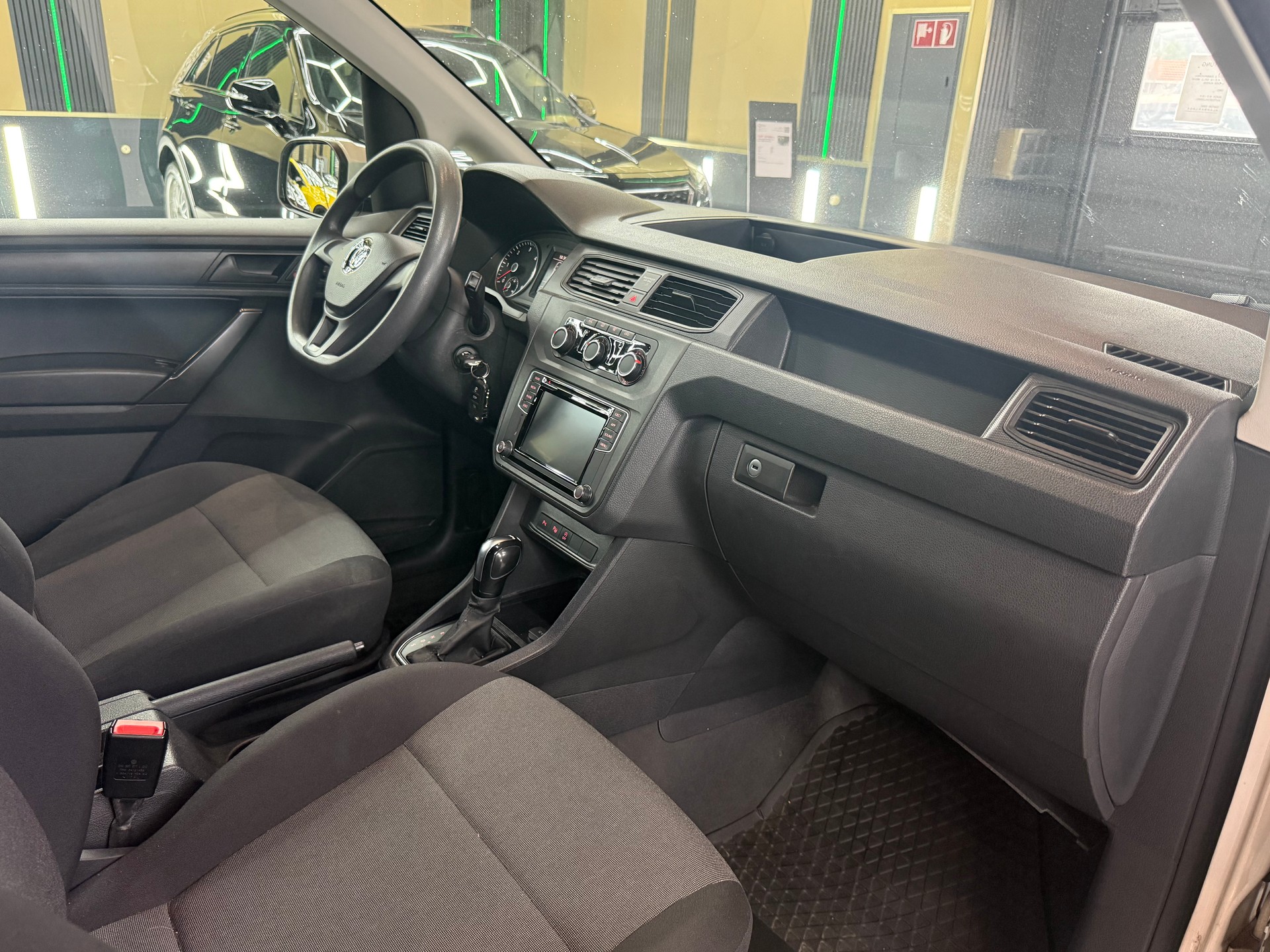 VW Caddy Maxi 2.0TDI BlueMotion Technology DSG-image-10