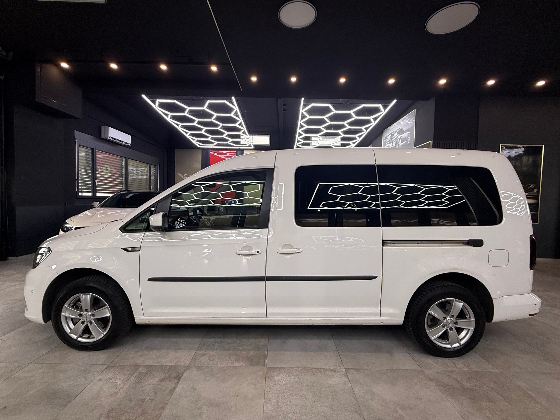 VW Caddy Maxi 2.0TDI BlueMotion Technology DSG-image-7