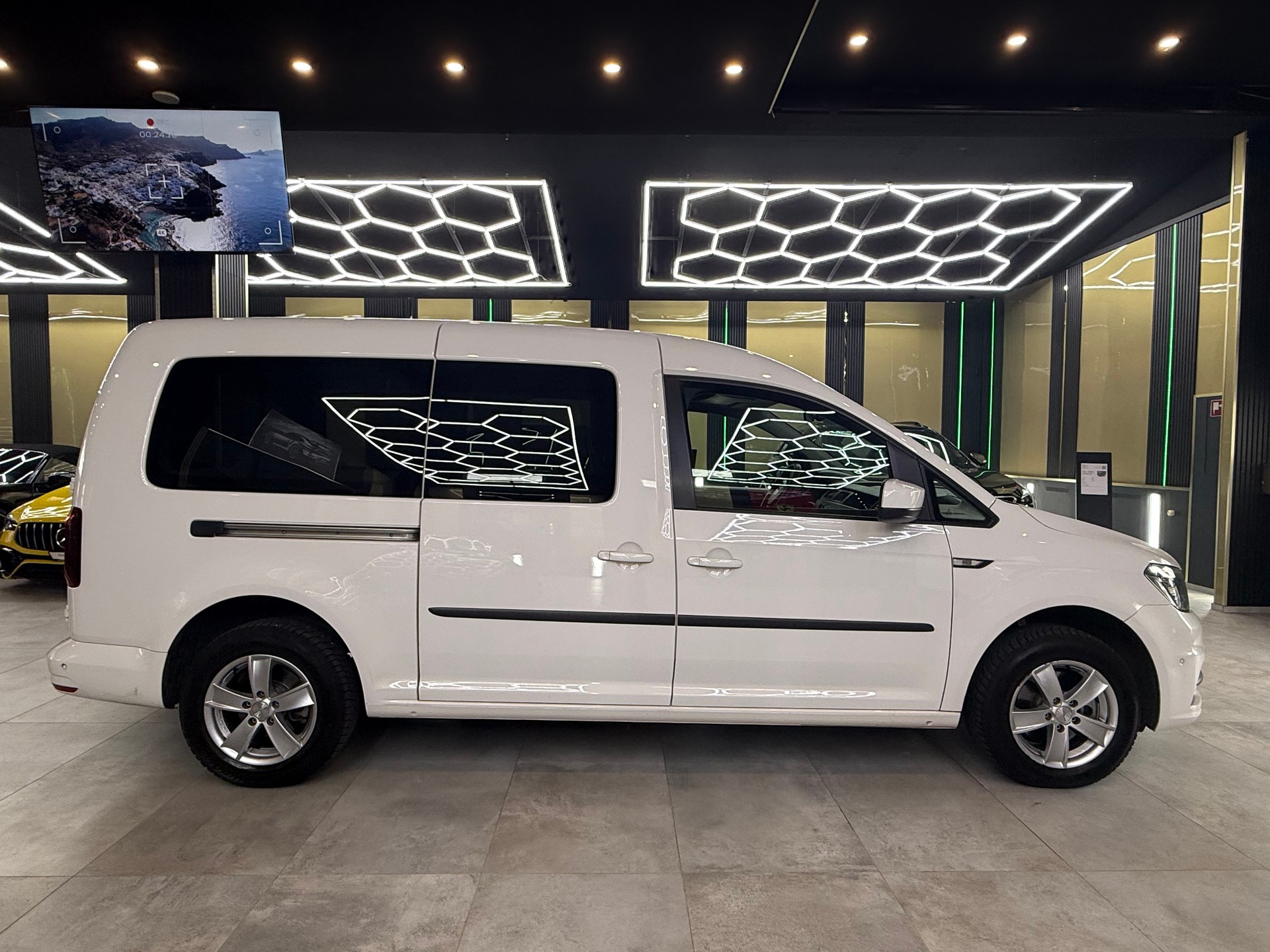 VW Caddy Maxi 2.0TDI BlueMotion Technology DSG-image-3