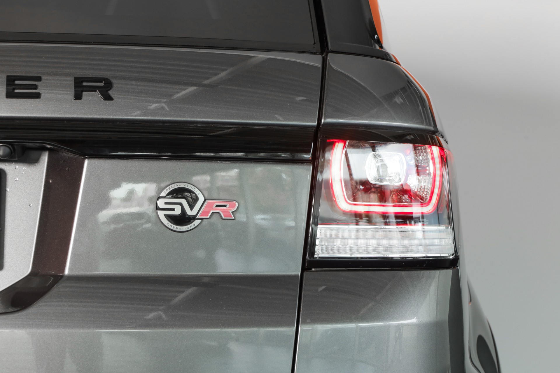 LAND ROVER Range Rover Sport 5.0 V8 SVR Eiger Grey * ACC * Carbone * Attelage-image-6
