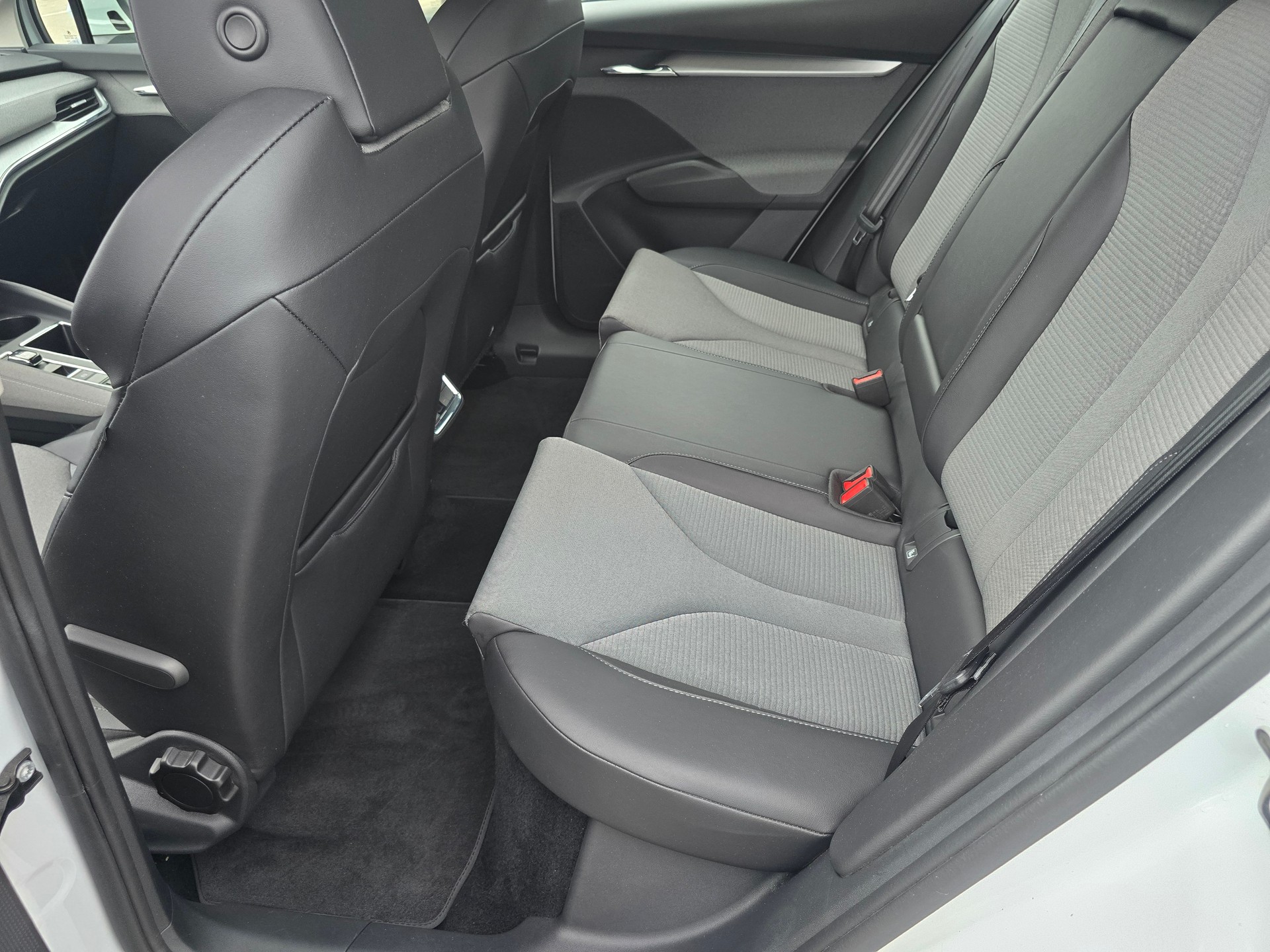 SKODA Enyaq iV 80-image-9