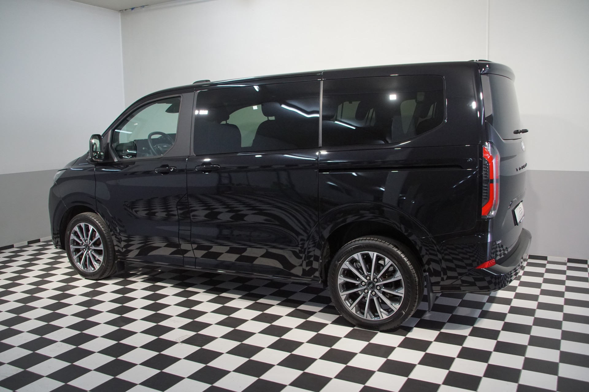 FORD Tourneo Bus 340 L1H1 PHEV TitaniumX-image-8