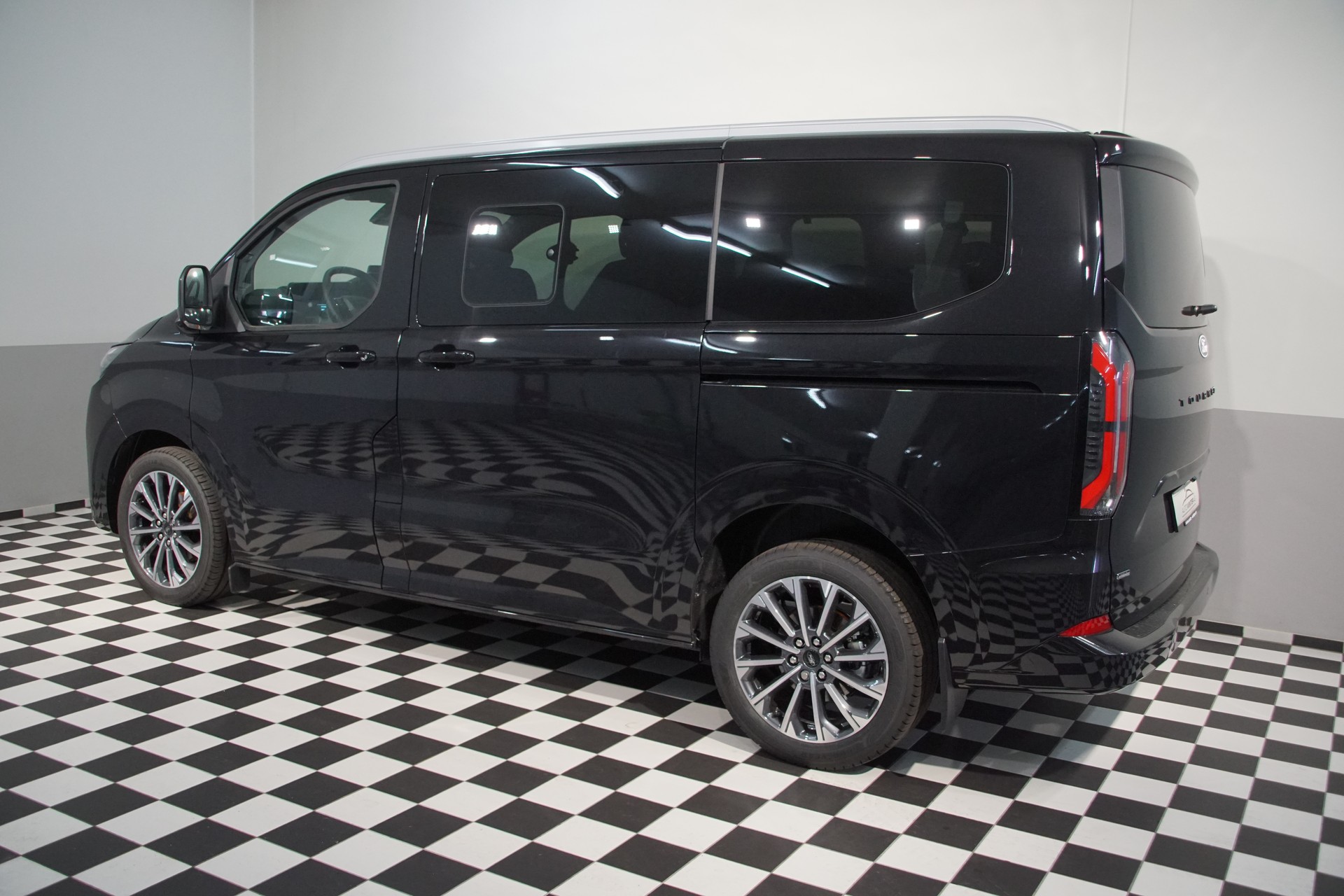 FORD Tourneo Bus 340 L1H1 PHEV TitaniumX-image-7