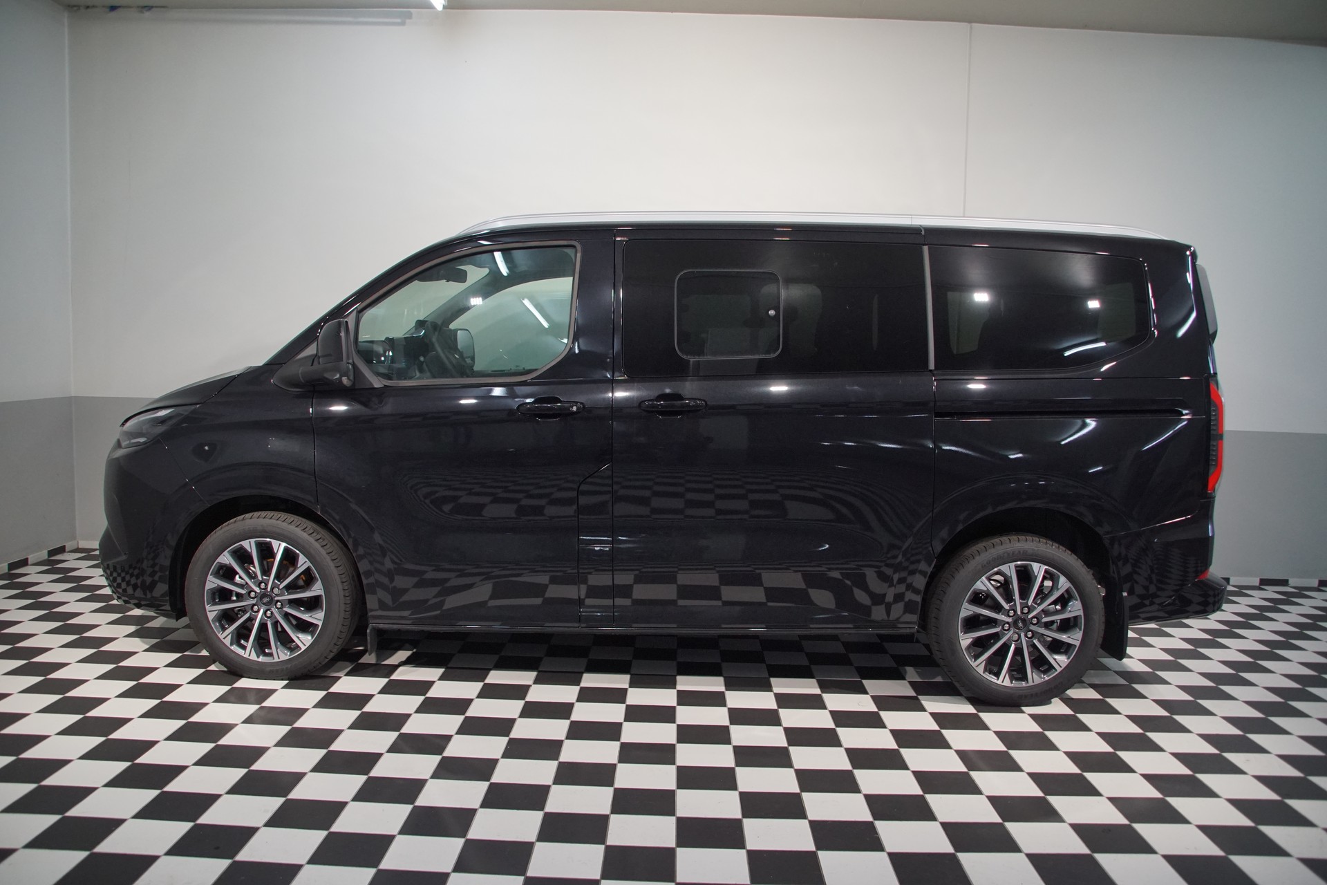 FORD Tourneo Bus 340 L1H1 PHEV TitaniumX-image-9